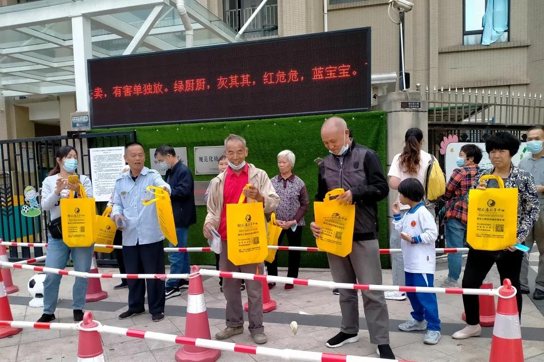 御月居重陽節(jié)敬老活動|關(guān)愛老人，溫情送口罩